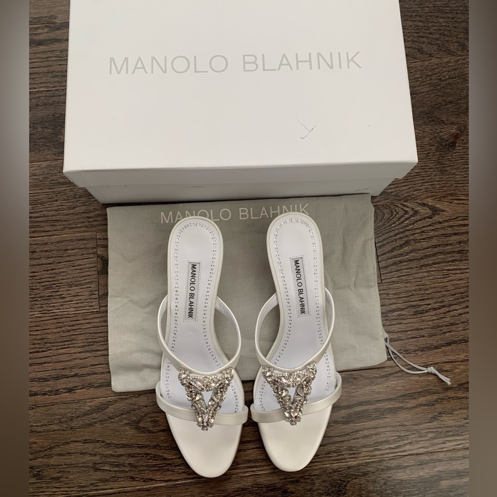 New Manolo Blahnik Trinamu 50 Satin Embellished Sandals Cream Size 37 EU/ Size 7